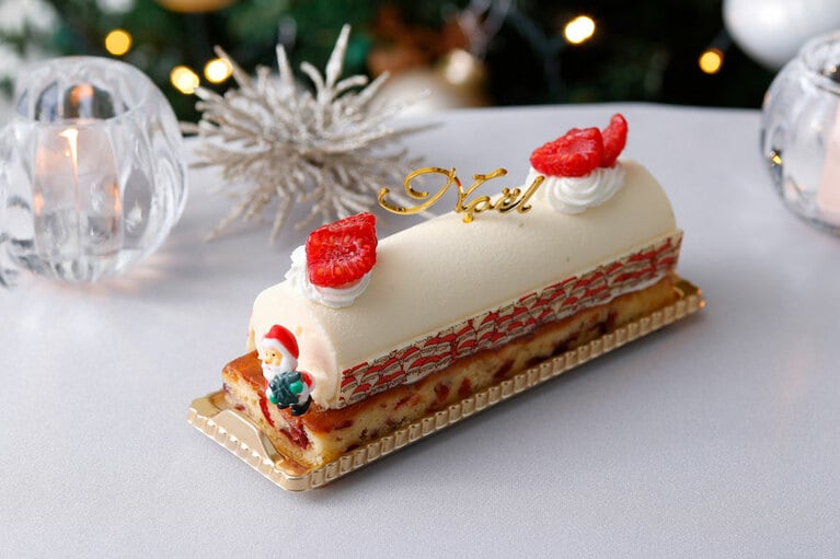 ウェスティンホテル東京「ホワイトチョコレートと赤いベリーのノエル」(5cm×15cm／3,300円)※アルコール使用。