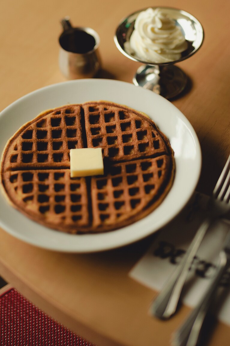 メープルシロップとホイップクリームをたっぷり添えて楽しみたい「ホームメイドワッフル クラシック」1,200円。