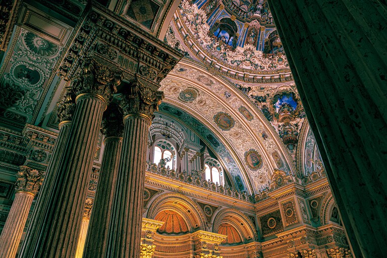 宗教的行事などが行われた“儀式の間”。女性は参加できないが上部の窓近くのスペースに座ることはできた。