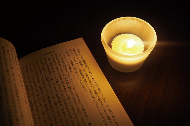 もしかして、キャンドルの灯だけでも読書できるかも!? とチャレンジしてみましたが、これは暗すぎて無理でした(笑)。