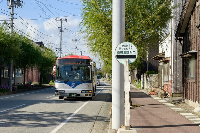 「夕食堂前」としてもよさそうな位置にある「真野御陵入口」のバス停。