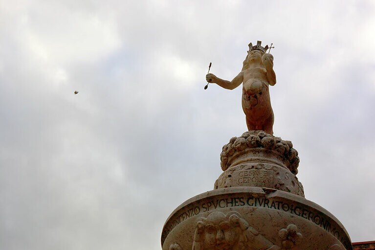 ウンベルト通りの広場にある女ケンタウロス像“ケンタウロッサ”。