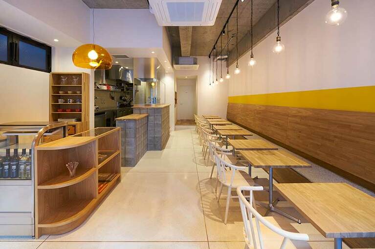 ランチタイムは行列必至ですが、朝や午後なら余裕あり。混雑時には記帳してから2時間以内なら、時間まで周囲を巡ることも可能。ペリカン柄のトートバッグなどグッズも可愛い！