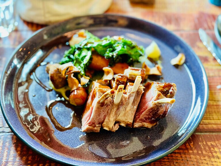 骨つきのラム。フレッシュでジューシー。