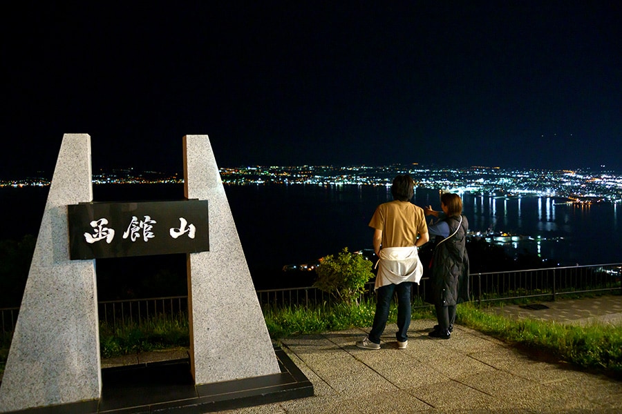 函館湾を一望する山頂で阪口さんの夜景ガイドを受ける。