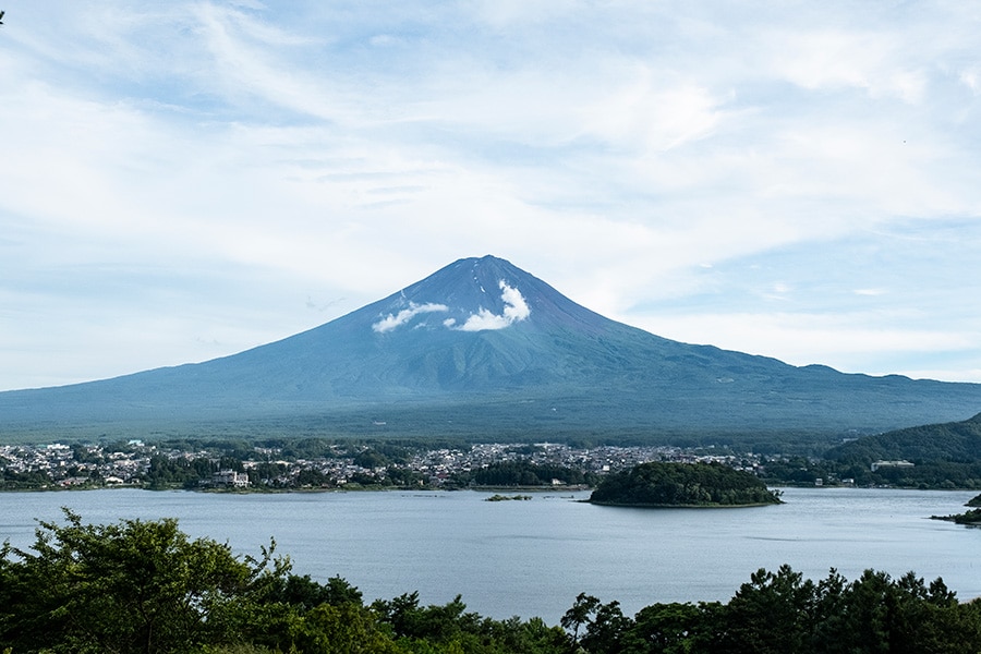 昔から日本人が憧れと畏敬の念を抱いてきた霊峰富士。「グラマラス富士登山」では文化遺産としての富士山にも触れる。