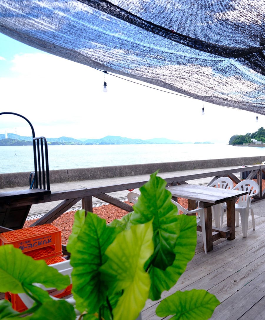 左：瀬戸内海を眺めながら、心地いい時間を過ごせる「Hamburger & TacoRice O2」。 
右：ハンバーガー950円、ビール800円。