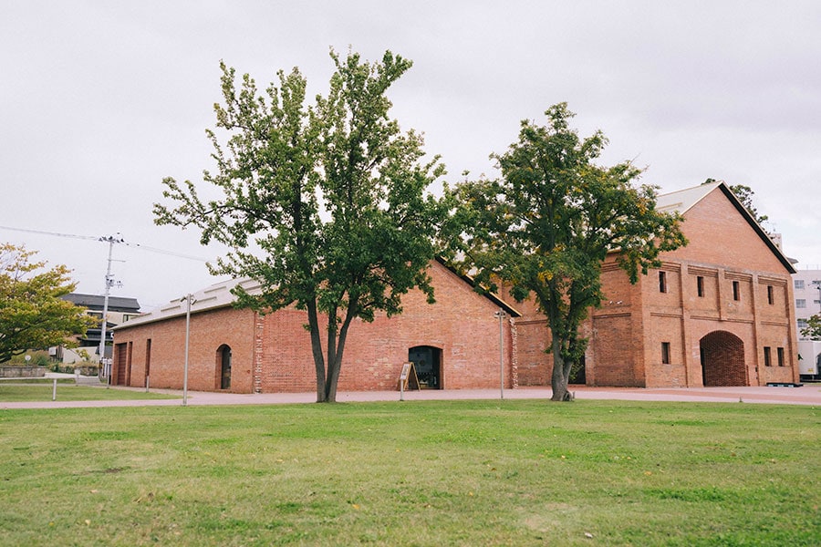 明治・大正期に建設された「吉野町煉瓦倉庫」を改修し、美術館として開館した「弘前れんが倉庫美術館」。