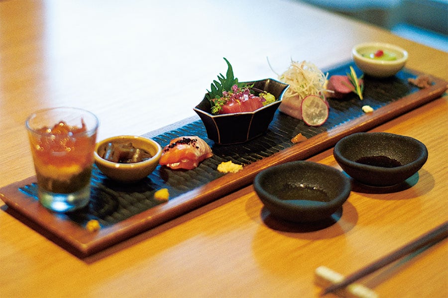 庭で燻製にされたチーズや名産の紅富士桜鱒などが並ぶ、コースの前菜。