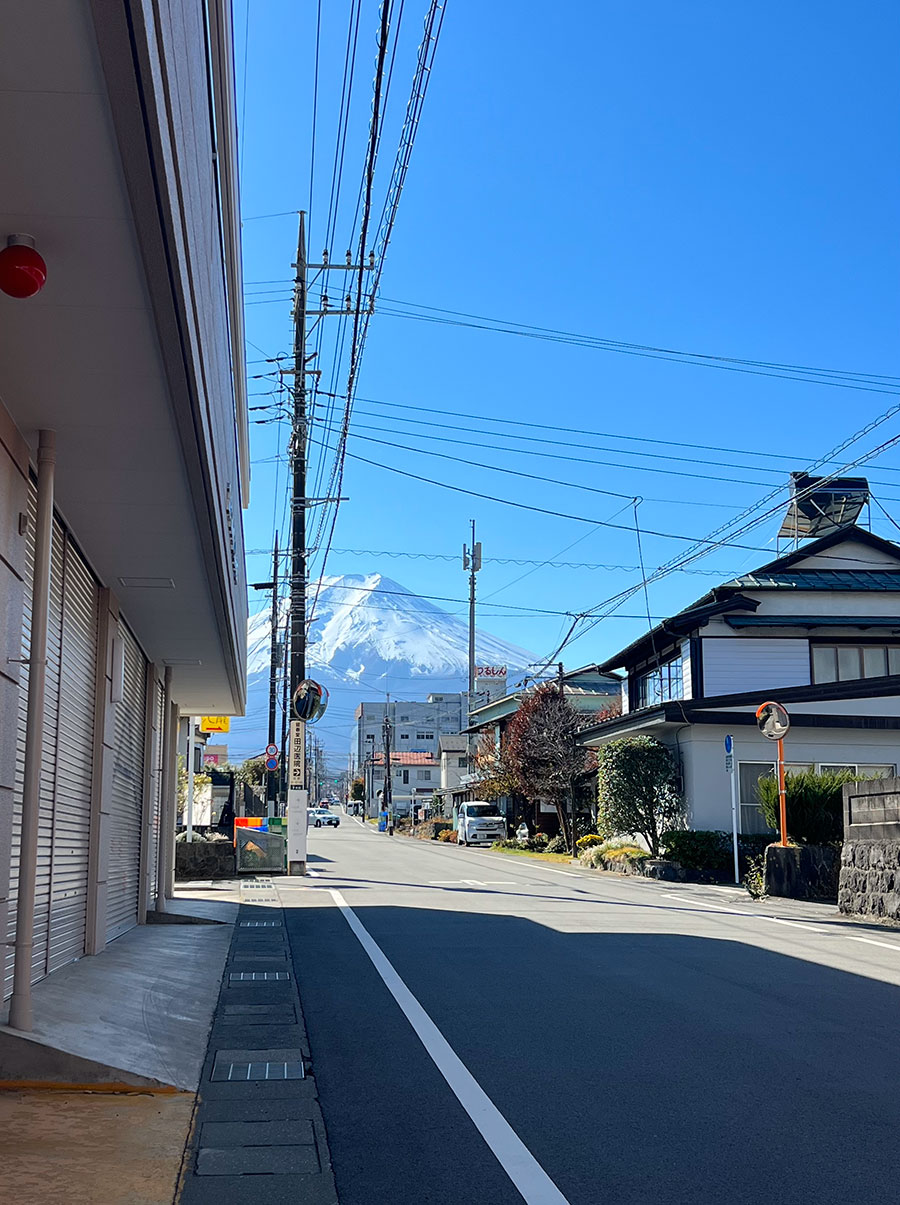 雪をかぶった見事な富士山がお出迎え。