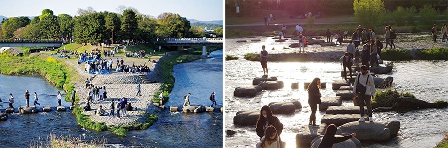 【4月9日 16:00　#SPRING】左：京都の大学生の春は、鴨川デルタか祇園の円山公園から始まると言っても過言ではない。河川敷はブルーシートで埋め尽くされ、賑やかになる。右：通勤・通学時間のショートカットで飛び石を渡る人も。高野川と賀茂川が合流する地点で意外と水の流れが速いので、渡る際は細心の注意を。童心に返り楽しめる。