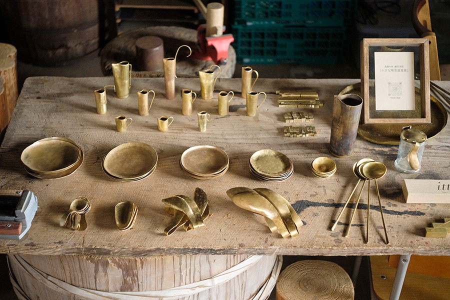 真鍮(しんちゅう)の食器や木工雑貨、ペーパーコードのスツールなど、自作のアイテムが所狭しと並びます。真鍮のワークショップは仙台市内で不定期で開催。
