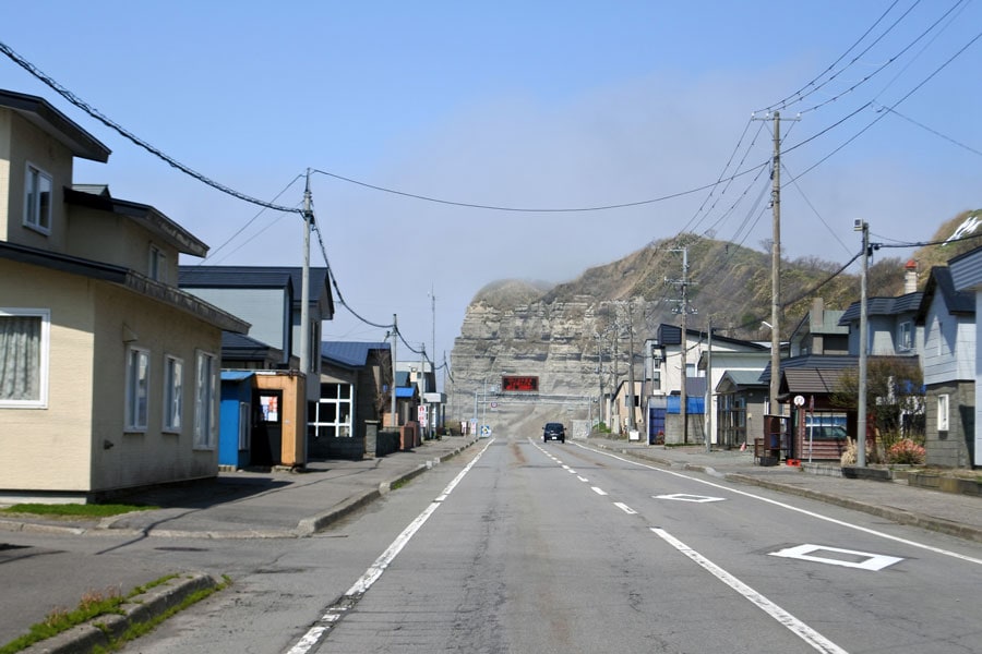 国道沿いの海岸線に5つも断崖の地層が見られる乙部町。