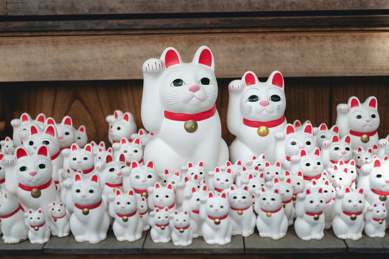 お寺の奉納所には招き猫がずらり。ちょっと驚くぐらい。