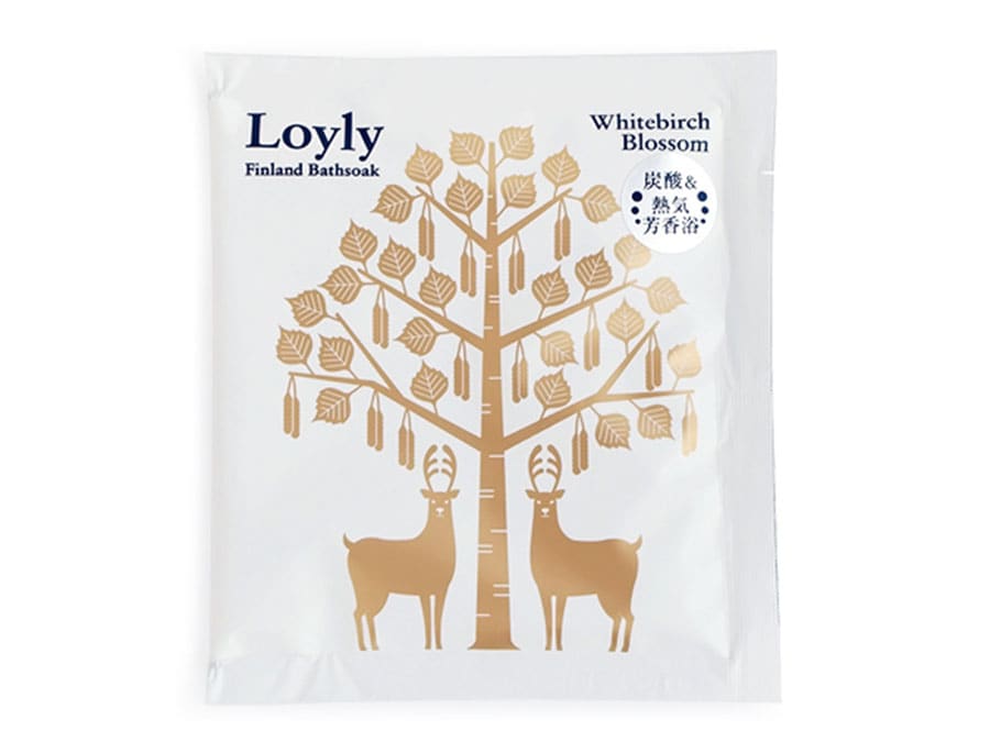 炭酸ソーダがベースの、発泡タイプで、お湯に入れると炭酸ガスが発生。天然保湿成分フユボダイジュ花エキス、シベリアモミ油、ヨーロッパシラカバ樹皮エキス、テレビン油、ホホバ種子油を配合し、肌の潤いを守る。熱気芳香浴　ロウリュ®　フィンランド　バスソーク 花白樺（はなしらかば） 50g 220円／チャーリー