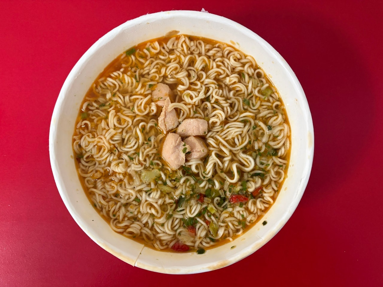 鶏肉も少量ながら入っています。旨みの利いたスープが魅力なので、レンゲに麺をのせ、スープと一緒に味わうとよりおいしく感じられます。