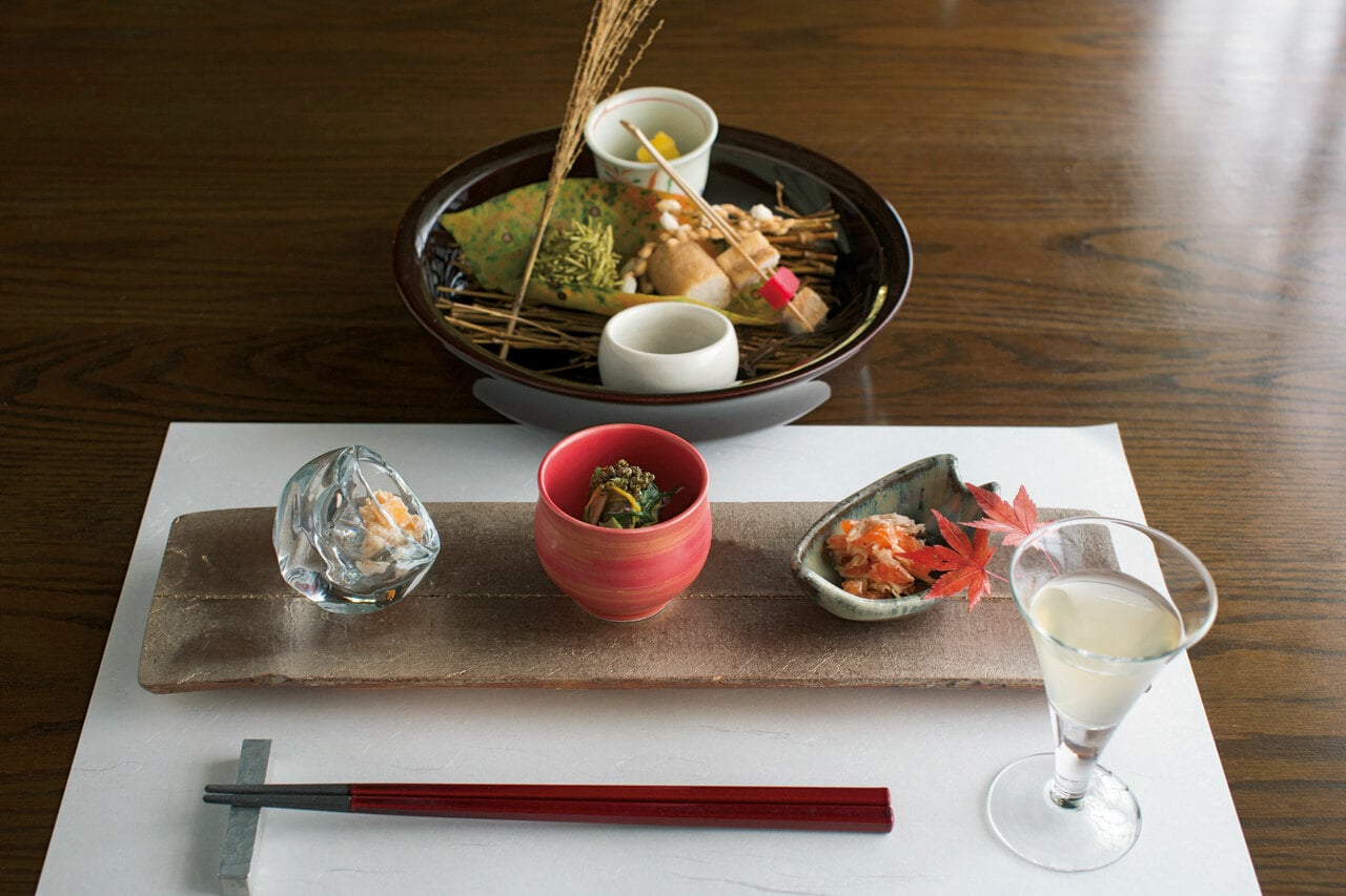 コースの最初の2皿「秋の味覚」「旬菜」と、食前酒の柚子酒。