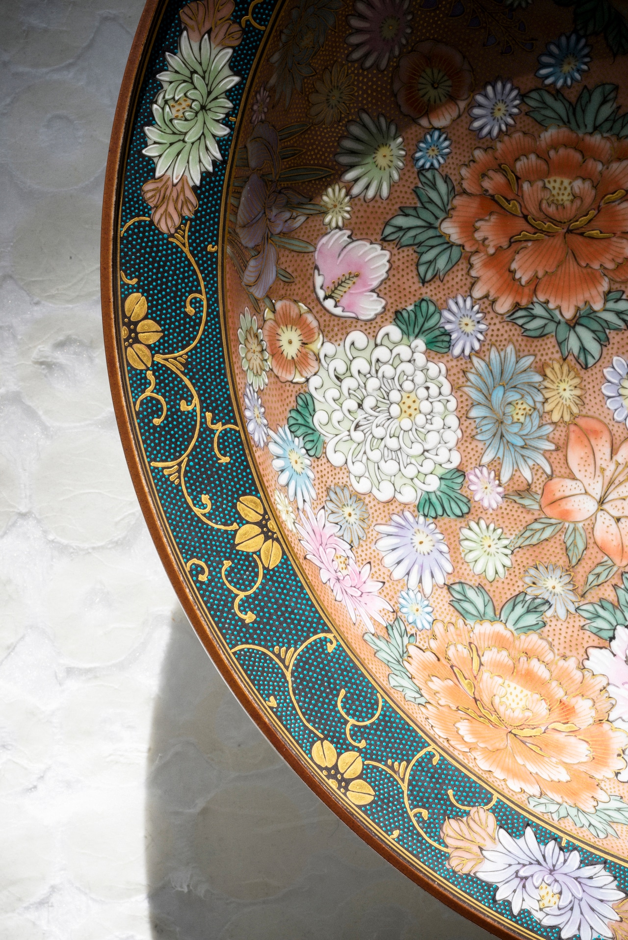 金地を花紋様で埋めつくす「花詰」という技法を用いた作品。
