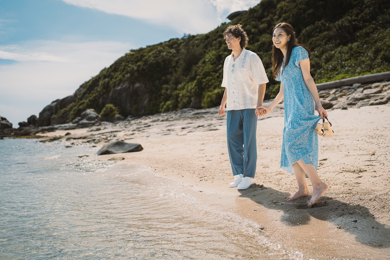 浜辺で波と戯れる。10月でも沖縄の海は心地よい。