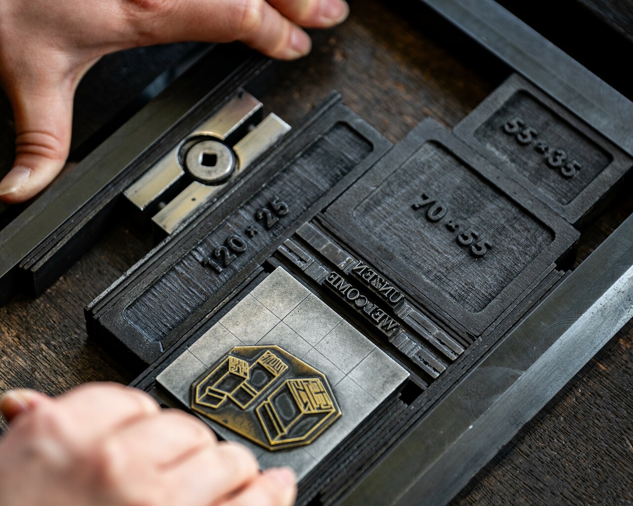 好きな文字を選んで年代物の印刷機で自分だけのオリジナルカードを制作。