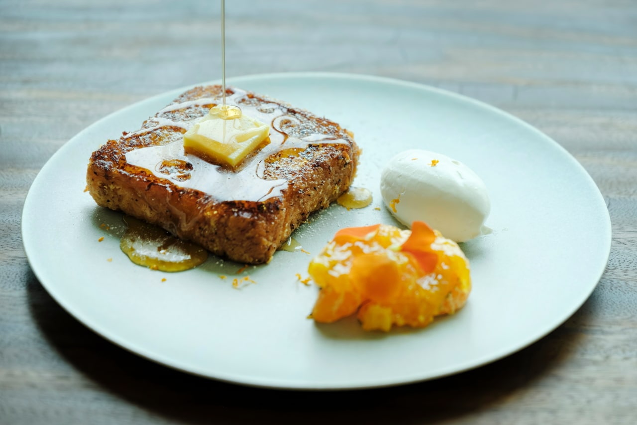 「フレンチトースト」3,000円、前菜ブッフェ、飲み物付きの場合7,500円。