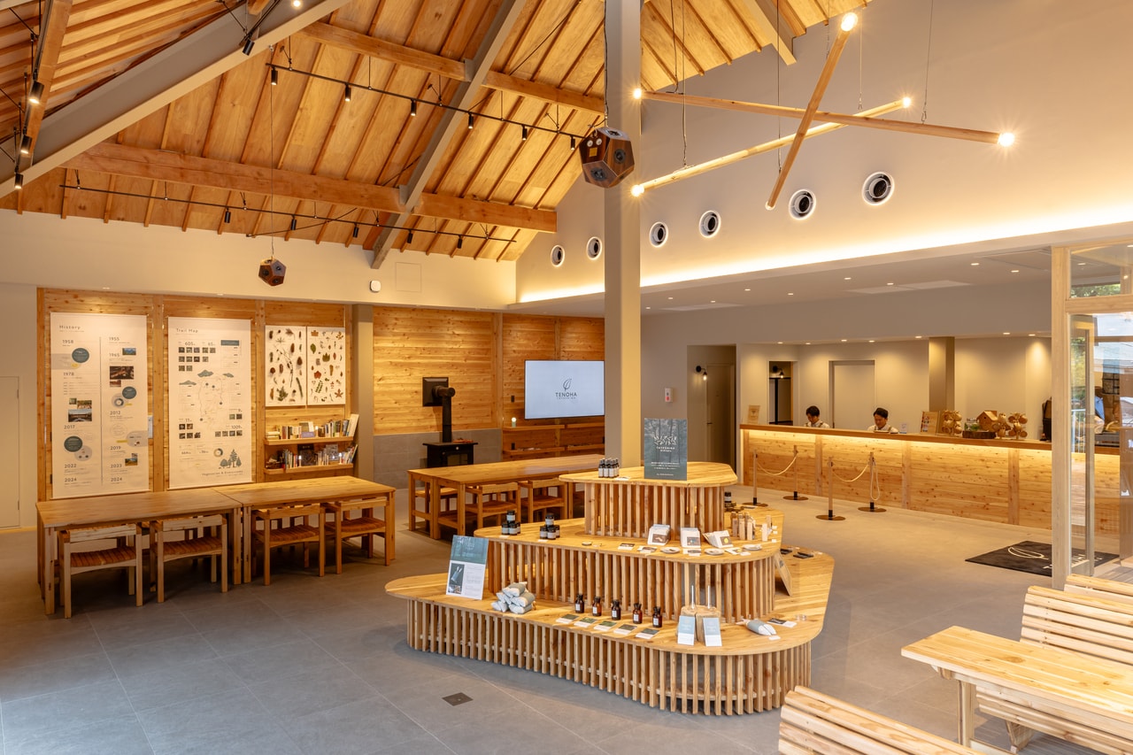 「TENOHA蓼科」の館内。壁にはトレイルマップなどが展示されています。