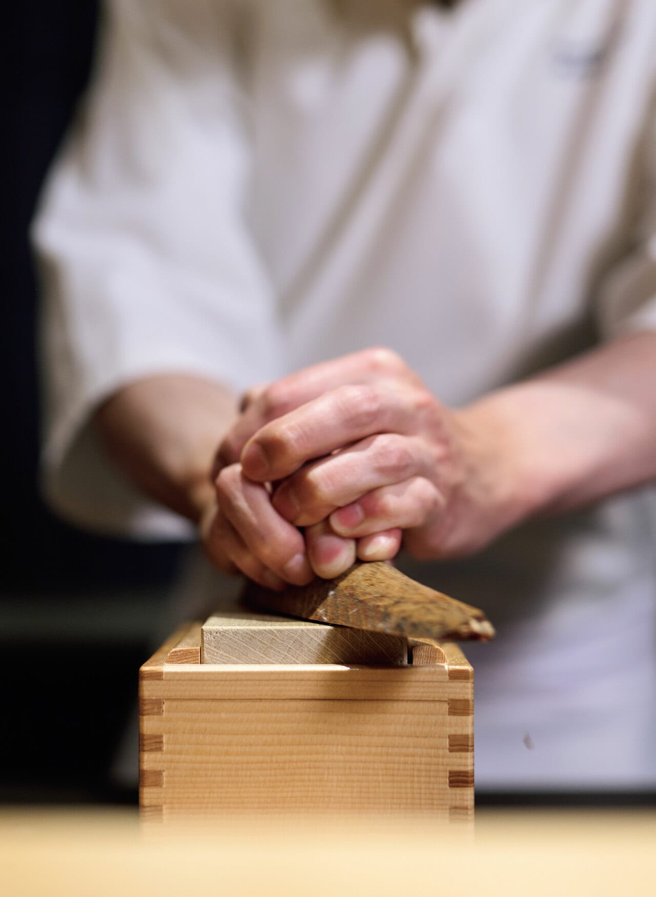 「カウンター割烹」コースより。ゲストの前で削られる本枯れ節。