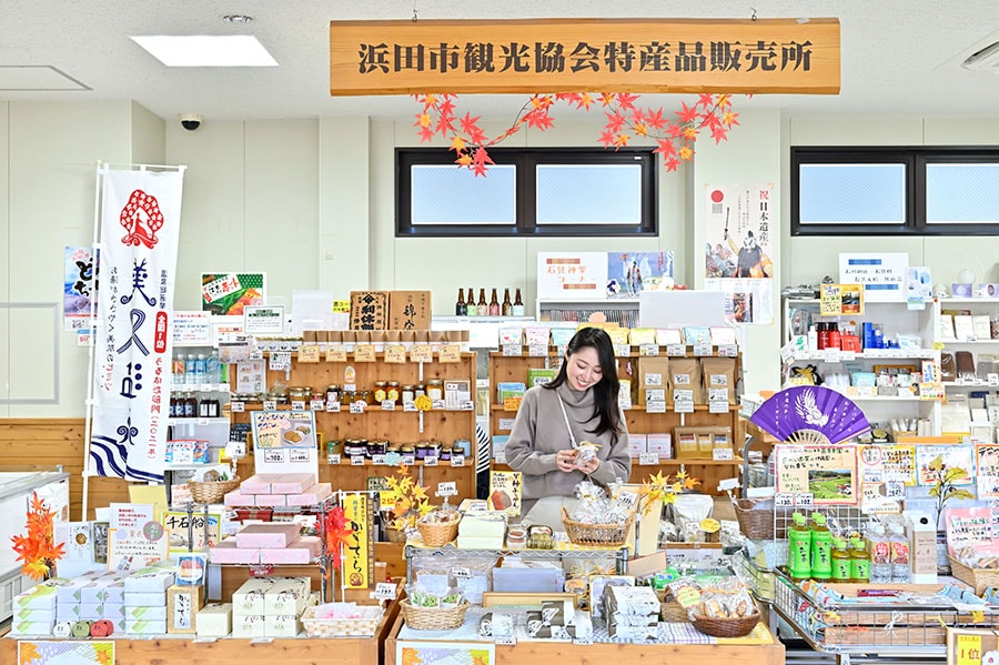 浜田市観光協会特産品販売所にて。「小さいお店ですけれども、ほかでは見ないような商品もあって楽しいですね」。