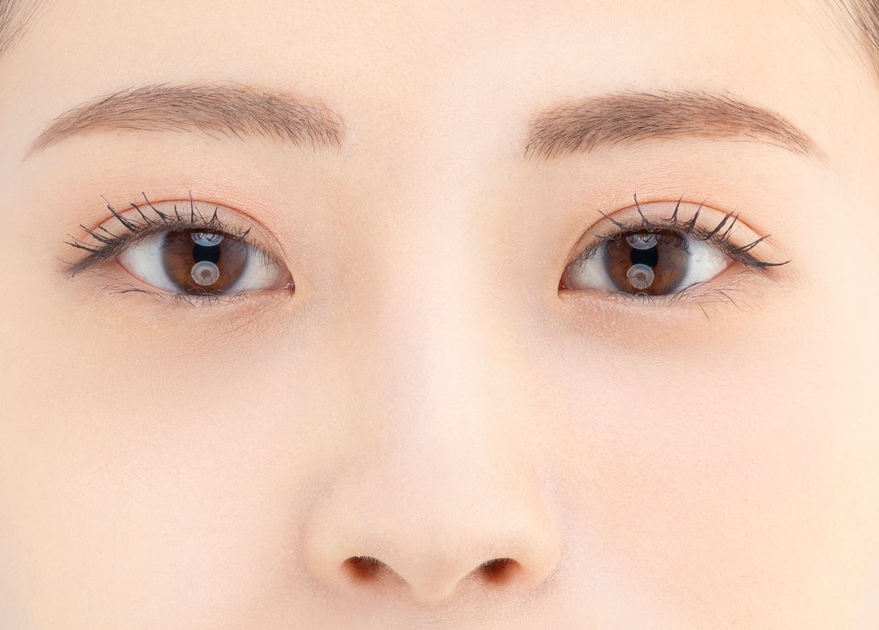 トーンフィルターハイライト（目元）。左半分はビフォー、右半分はアフター。※画像はセザンヌ提供