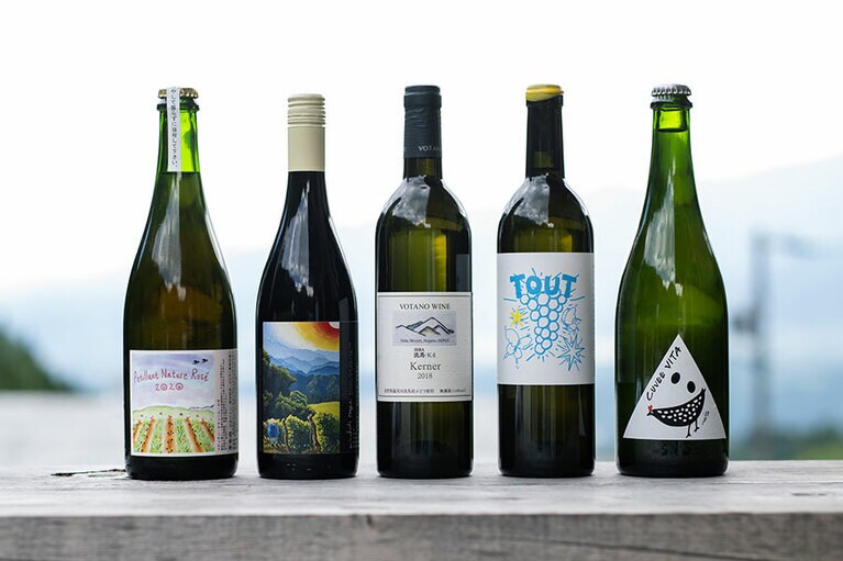 右端はオリジナルワイン“Cuvee vita” 4,500円、同じ中川村の「南向醸造」で造り、畑でできたブドウもこちらで委託醸造する予定。千曲「ラ・フェルム・ヨダケン」のTOUT 5,200円も。