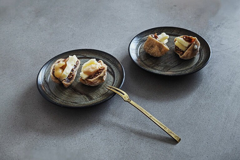 愛用する三谷龍二さんの皿。