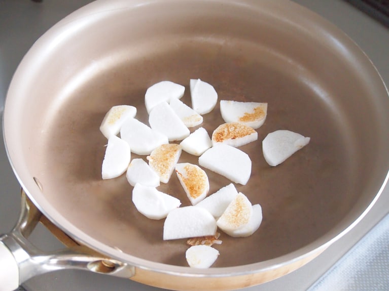 フライパンに米油を入れ、長芋を炒める。