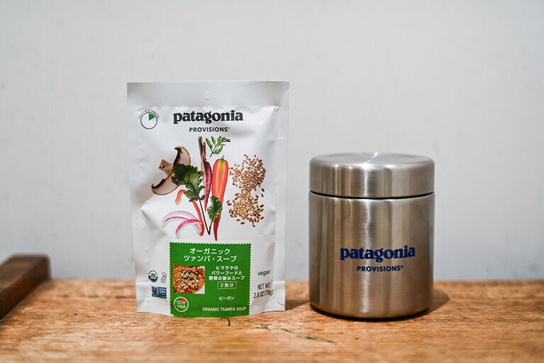(左)オーガニック・ツァンパ・スープ ガーデン ベジタブル(2食分) 842円、(右)ミアー・フード・キャニスター - シルバー 5,940円／Patagonia Provisions(パタゴニア プロビジョンズ)