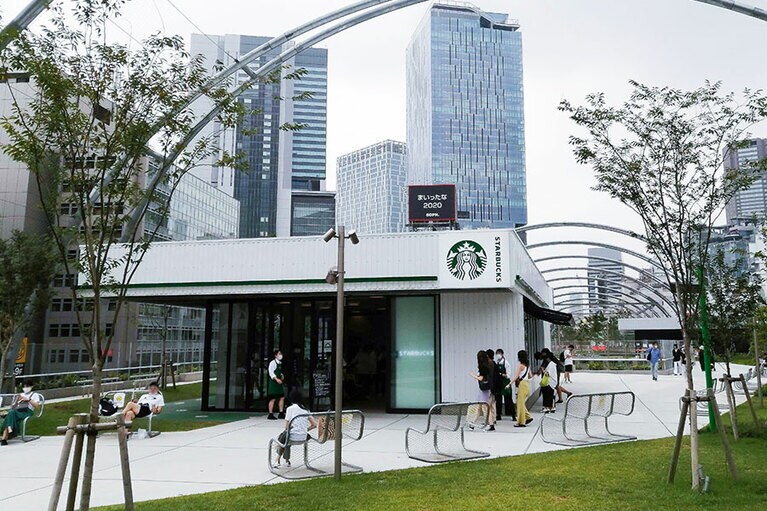 「海外のガソリンスタンド」をコンセプトにしたスターバックス MIYASHITA PARK店。