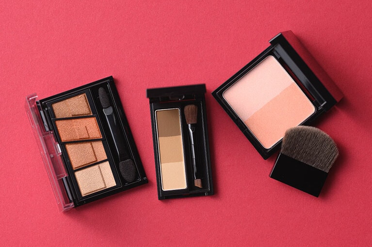 主に使いたい3アイテム。左から：デザイニングブラウンアイズ BR-9 1,320円、デザイニングアイブロウ3D EX-4 1,210円、スリムクリエイトチークス OR-1 1,430円／KATE (価格はすべて編集部調べ)