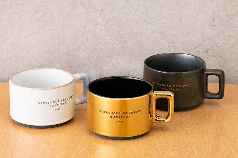 「スターバックス リザーブ ロースタリー マグ ダーク／ホワイト／ゴールド 296mL」各2,300円。