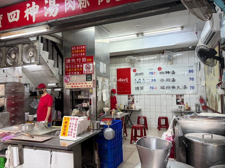 壁のメニューには日本語訳も添えられています。店員さんも親切で、味変のアドバイスなどもしてくれます。
