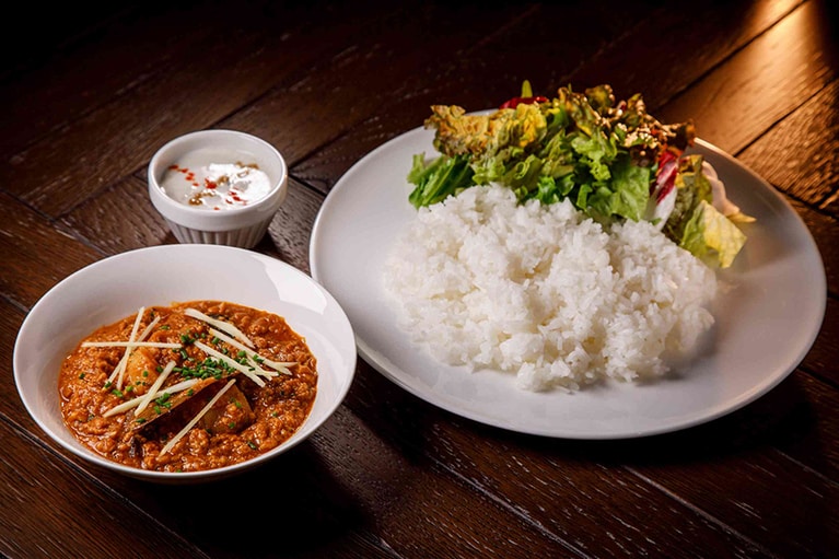 「チキンキーマアルー」1,265円。付け合わせのライタ(甘くないヨーグルトのサラダ)をかけて、味変も楽しんで。