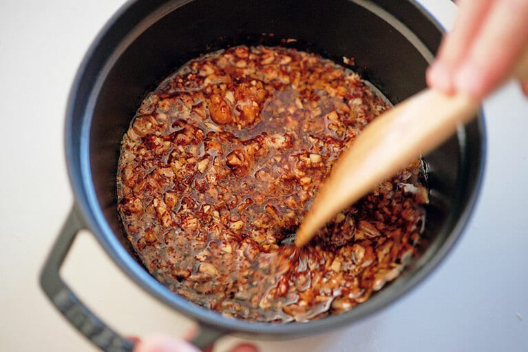 鍋にAを入れてよく混ぜ、Bを少しずつ加えてよく混ぜる。