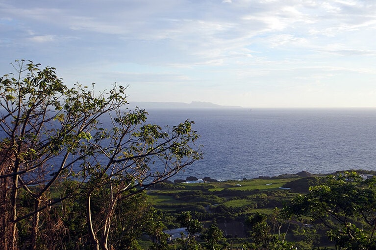 鹿児島県ながら、鹿児島よりも、肉眼で見えるほど沖縄本島に近い。