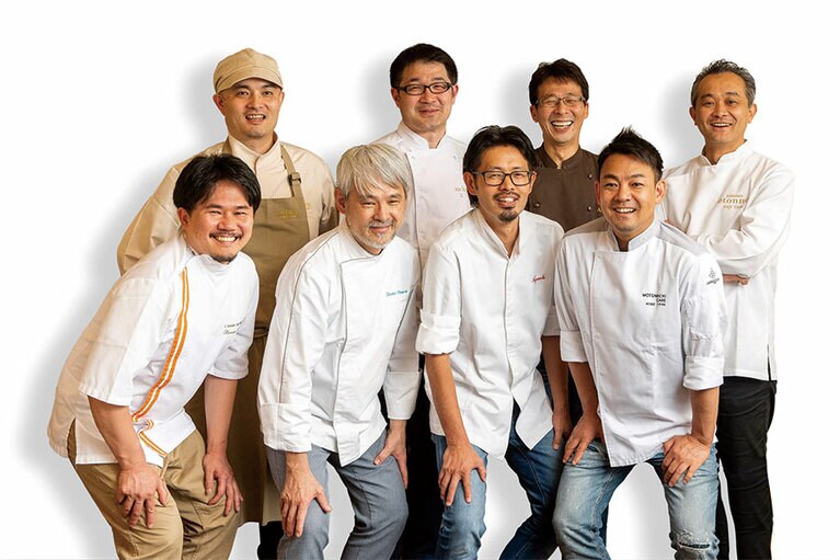 「オリジンコウベ」のメンバー。前列左から：「パティスリー ラトリエ ドゥ マッサ」上田真嗣シェフ、「パティスリー モンプリュ」林周平シェフ、「パティスリー アグリコール」奥田義勝シェフ、「コンパルティール ヴァロール」大西達也シェフ 後列左から、「ラヴニュー」平井茂雄シェフ、「マ・ビッシュ」村田博シェフ、「パティスリー アキト」田中哲人シェフ、「パティスリー エトネ」多田征二シェフ。