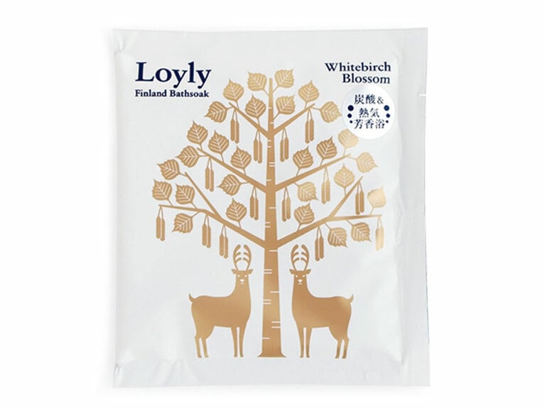 炭酸ソーダがベースの、発泡タイプで、お湯に入れると炭酸ガスが発生。天然保湿成分フユボダイジュ花エキス、シベリアモミ油、ヨーロッパシラカバ樹皮エキス、テレビン油、ホホバ種子油を配合し、肌の潤いを守る。熱気芳香浴　ロウリュ®　フィンランド　バスソーク 花白樺（はなしらかば） 50g 220円／チャーリー