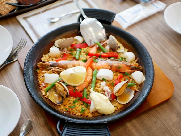 シーフードパエリア（42ドル）。ほかにいかすみや、鶏のパエリアなどもある。