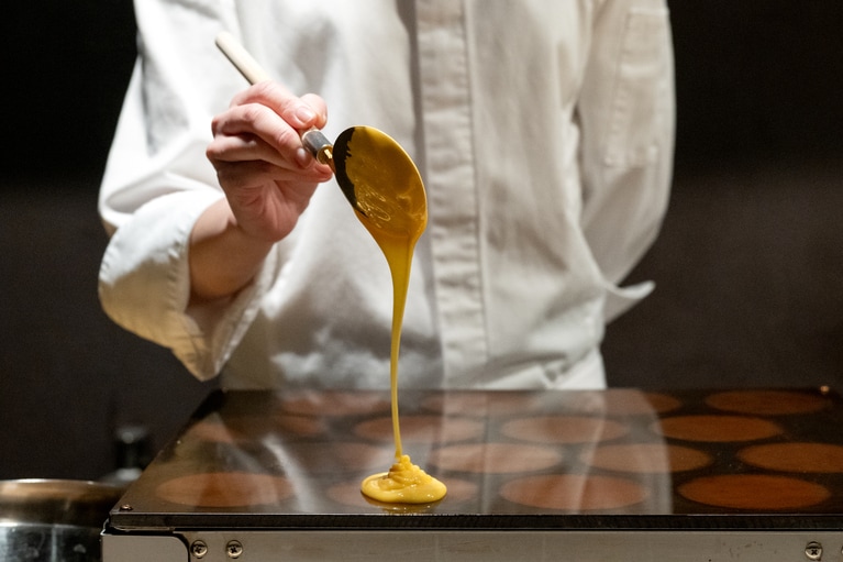 「焼きたて 夜半の月」。