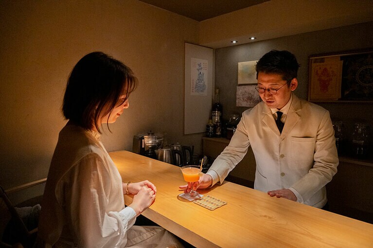 カウンター越しにカクテルを作ってもらう瞬間こそ、バーの醍醐味。夜香木は、2023年に九州で初めて、アジア最大級のコンクール「ASIA'S 50 BEST BARS」のアワードで84位にランクインしたことにより、海外での知名度がアップしているそう。