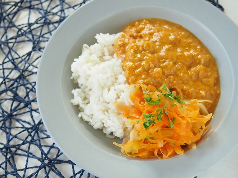 (5) 器にご飯、薬膳カレーのベース、(4)を盛り付けて完成です。