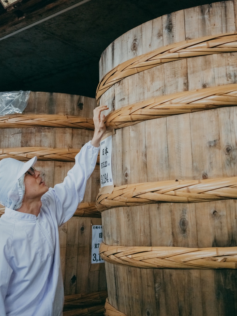 2025.06.20 福井県越前市。木桶で仕込まれることで広がる、織り重なる風味や旨み。