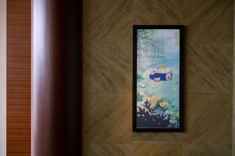 スイートに飾られたポケモンアート。