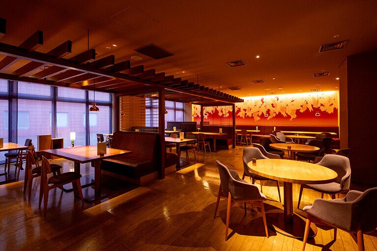 大人6,200円、小人は7～11歳4,340円、4～6歳3,100円。飲み物は別料金。