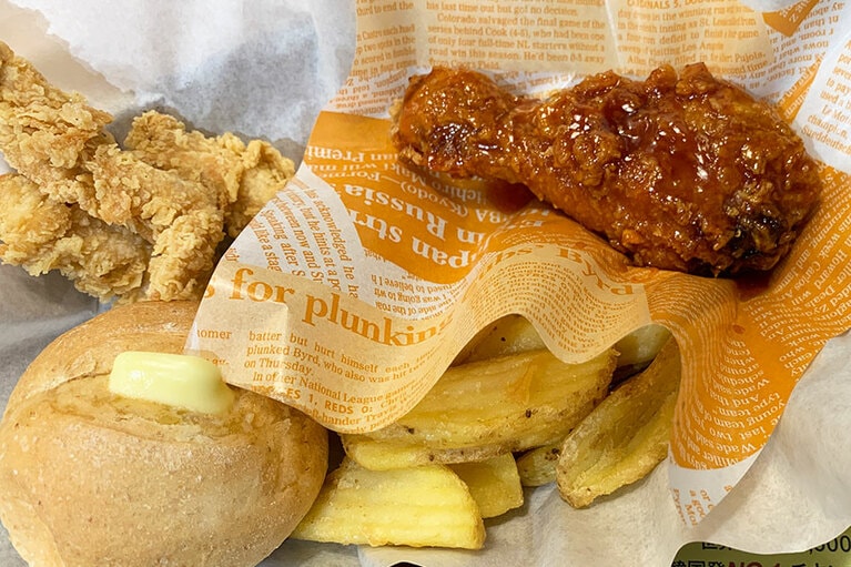 「ヤンニョムチキンコンボ」990円(税込)。内容はヤンニョムチキン(1pc)、チキンフィンガー(3本)、ポテト、ハニーブレッド。ソース付き、ドリンク付き。